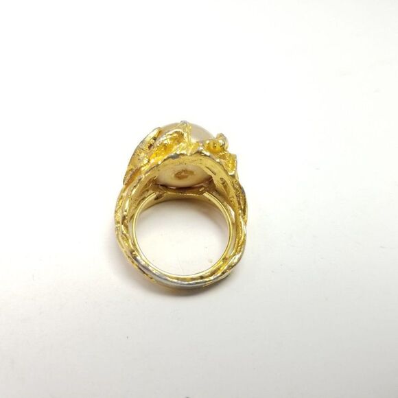 Vintage Big Faux Pearl Cocktail Ring Gold Tone Band, Retro Style Design Size 6.5 - Picture 3 of 6
